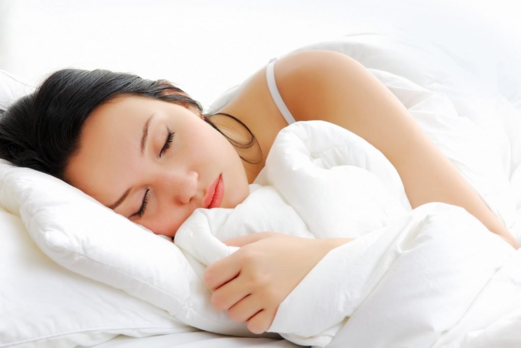 Ngủ đủ giấc giúp tinh thần sáng khoái và ngăn ngừa lão hóa da